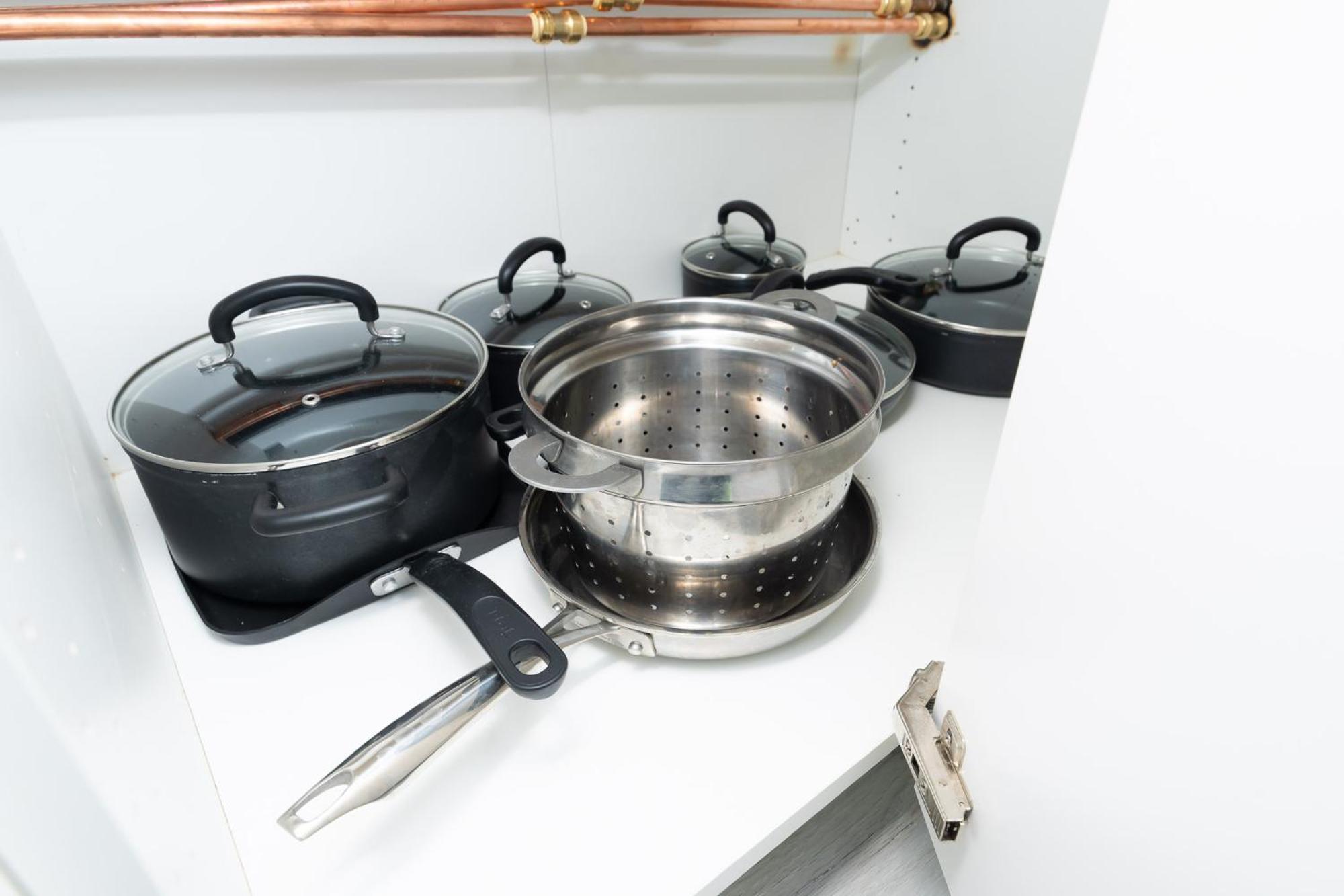 Spacious Room, Parking, Smart Monitor Homestay Toronto