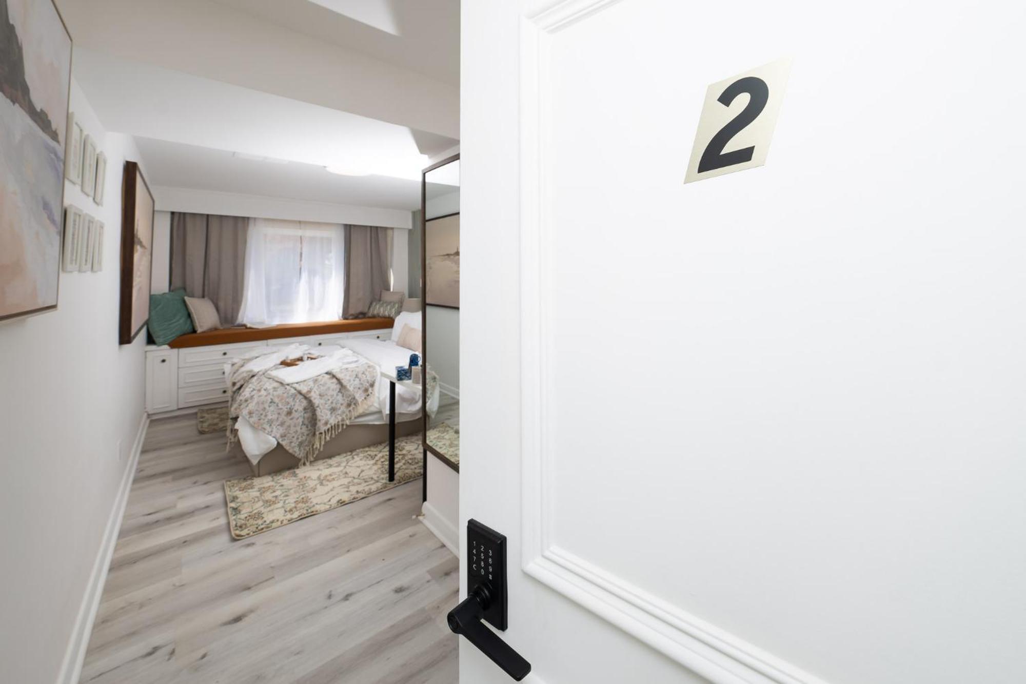 Spacious Room, Parking, Smart Monitor