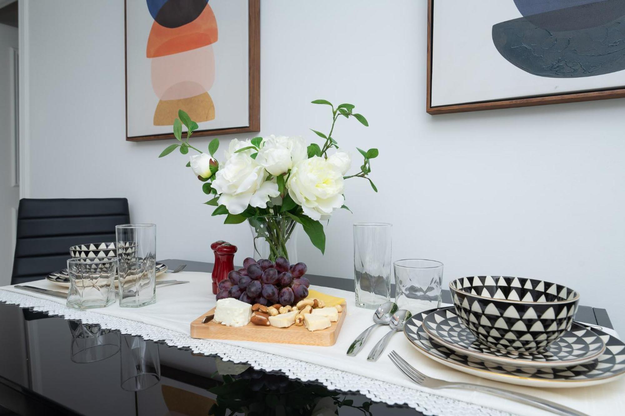 Spacious Room, Parking, Smart Monitor Homestay *