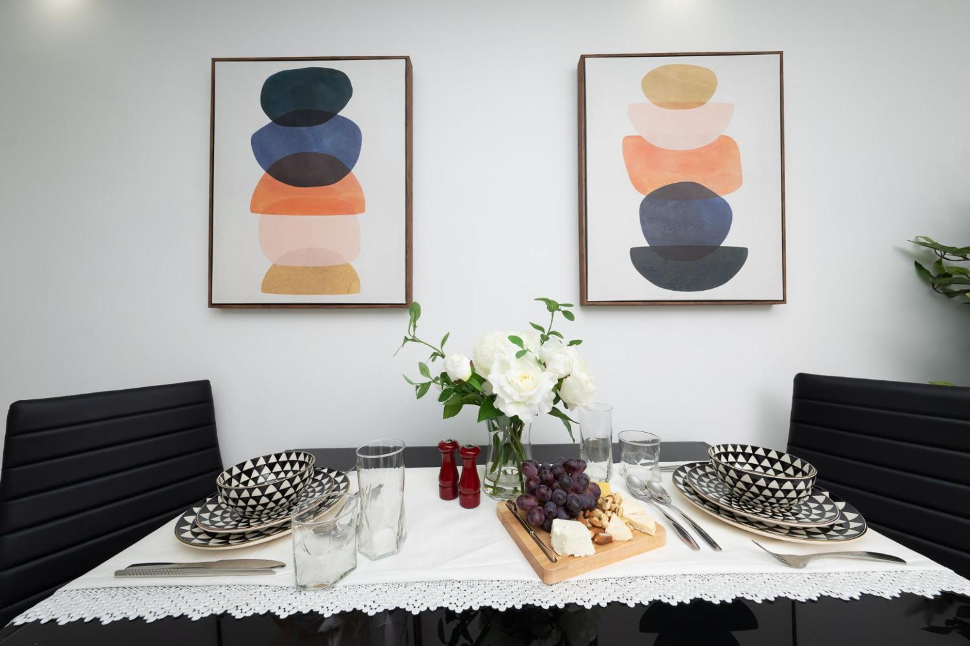 Spacious Room, Parking, Smart Monitor Homestay Toronto