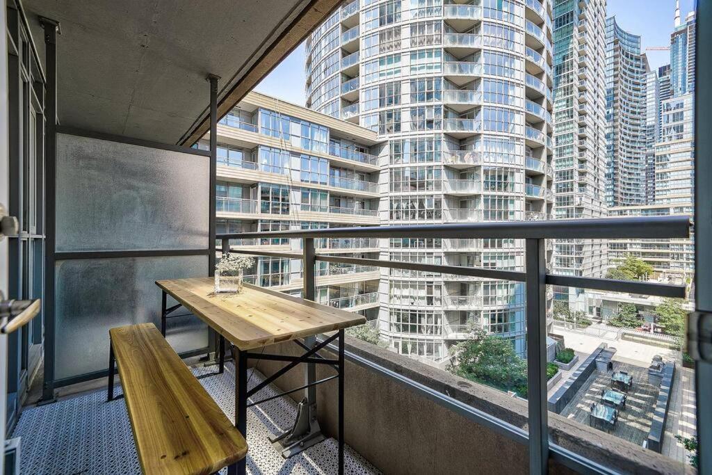 Apartment Designer 2br Downtown Condo, Rogers Center