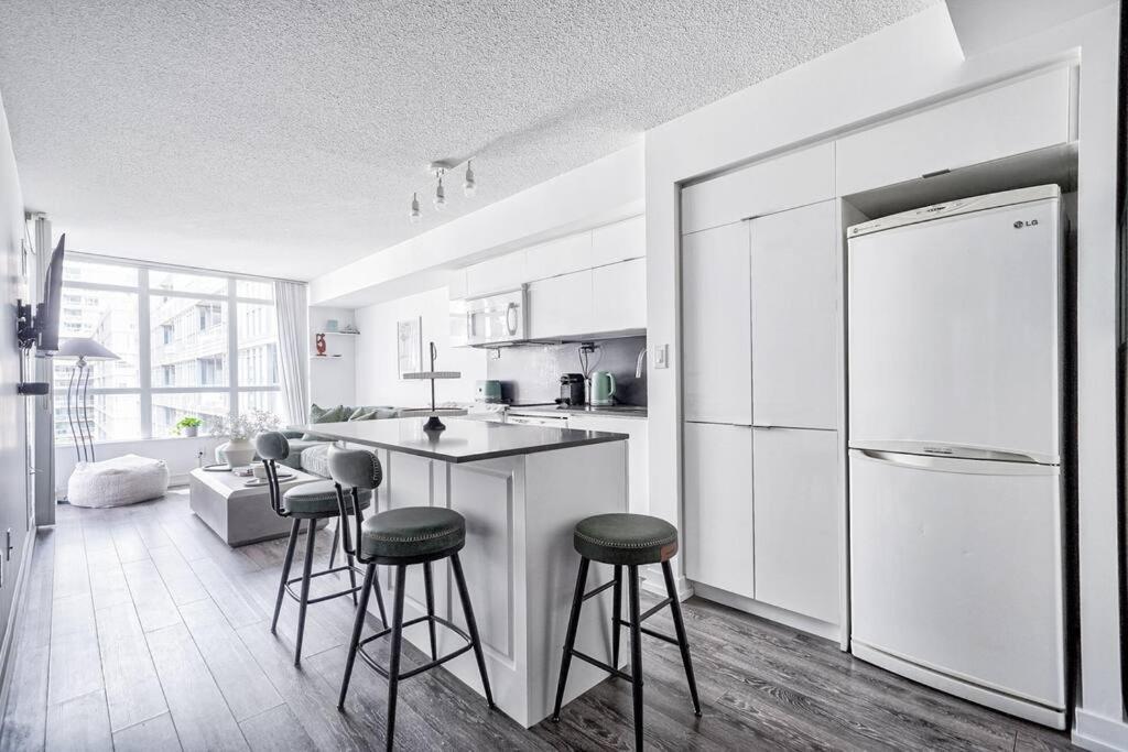 Designer 2br Downtown Condo, Rogers Center * Toronto