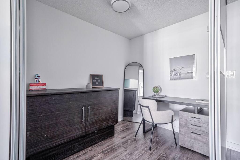 Designer 2br Downtown Condo, Rogers Center Apartment *
