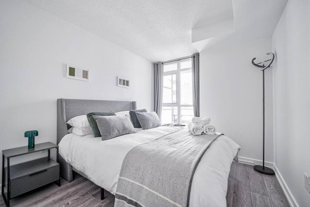 Designer 2br Downtown Condo, Rogers Center Apartment