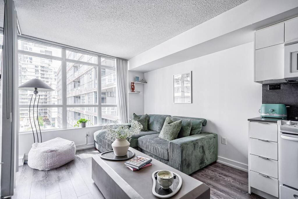 Apartment Designer 2br Downtown Condo, Rogers Center Toronto