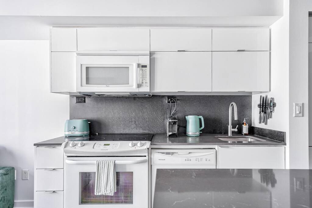 Designer 2br Downtown Condo, Rogers Center * Toronto