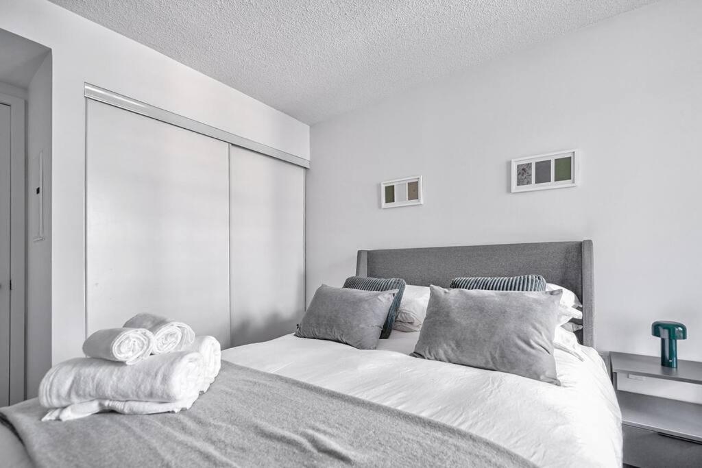 Designer 2br Downtown Condo, Rogers Center