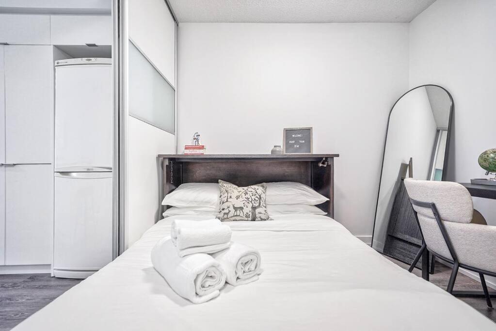 Apartment Designer 2br Downtown Condo, Rogers Center