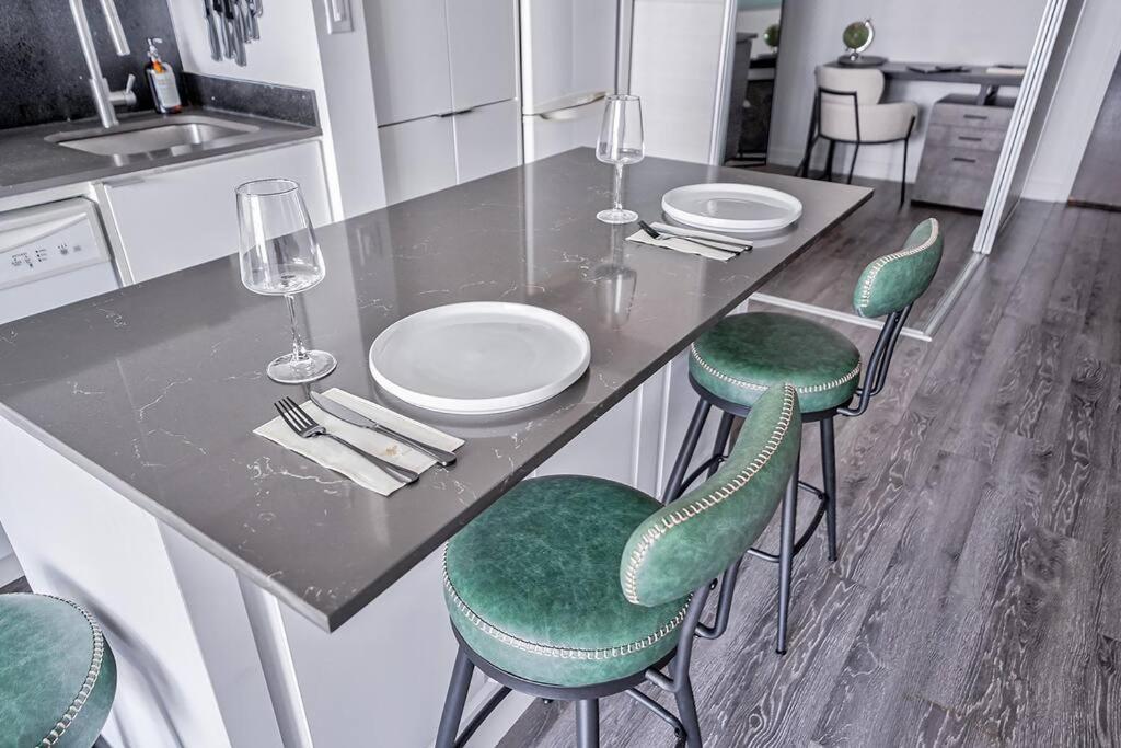 Designer 2br Downtown Condo, Rogers Center *
