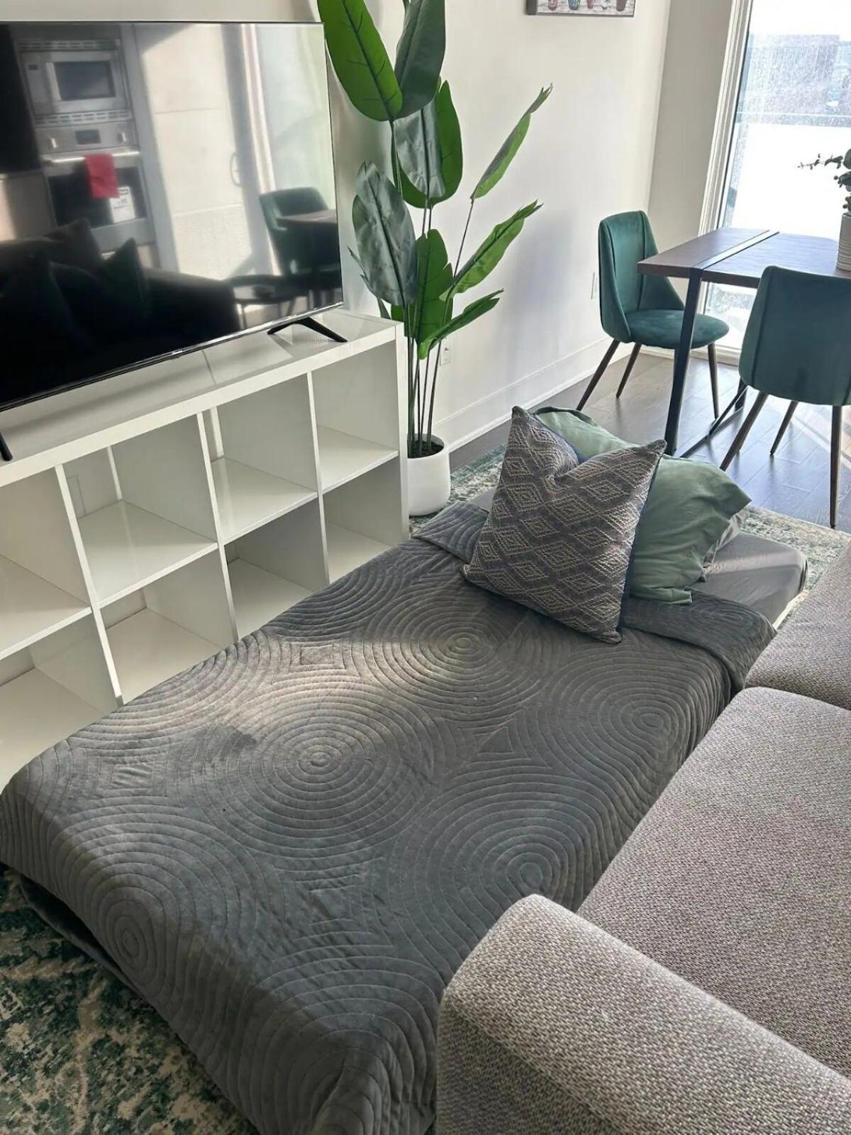 Apartment Delightful Beside U Of T - Sleeps 3 *