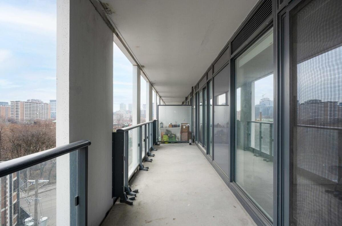 With 2 Bedrooms In Great Downtown Location *