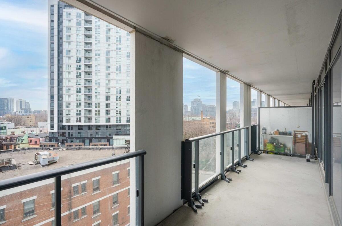 With 2 Bedrooms In Great Downtown Location *