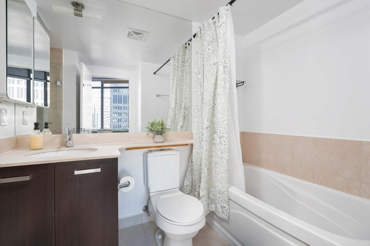 Large 2br On Bay Street 4 Beds With Balcony Apartment Toronto