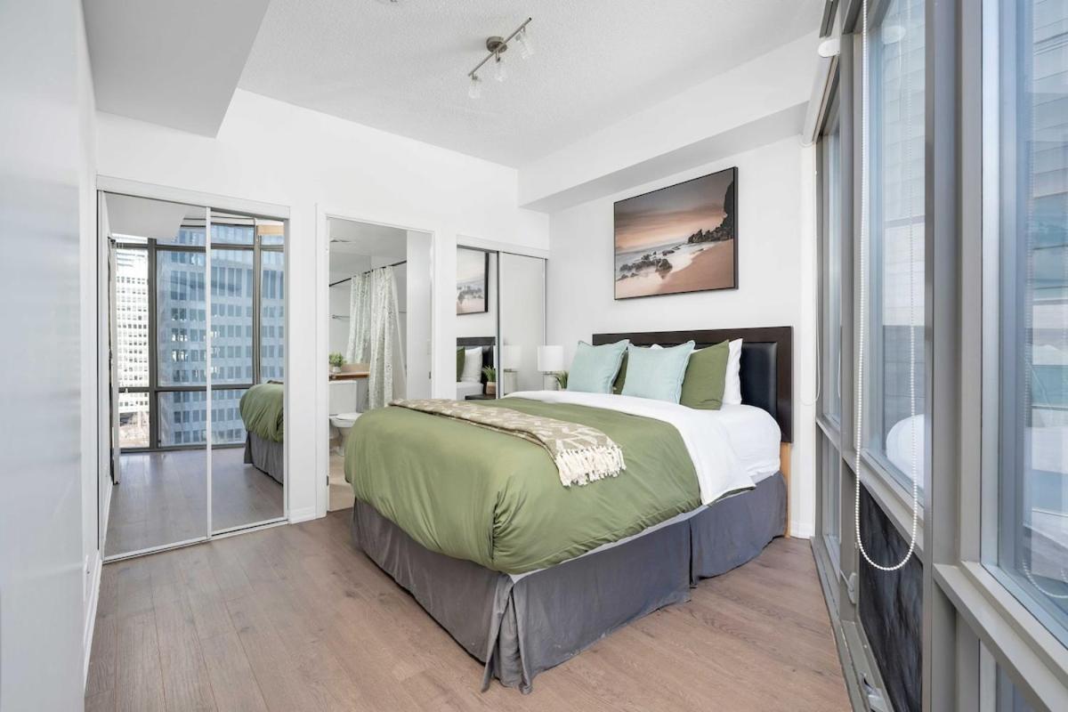 Apartment Large 2br On Bay Street 4 Beds With Balcony Toronto