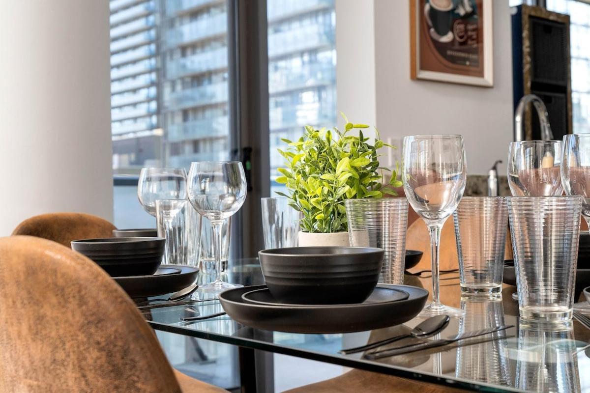 Apartment Large 2br On Bay Street 4 Beds With Balcony Toronto