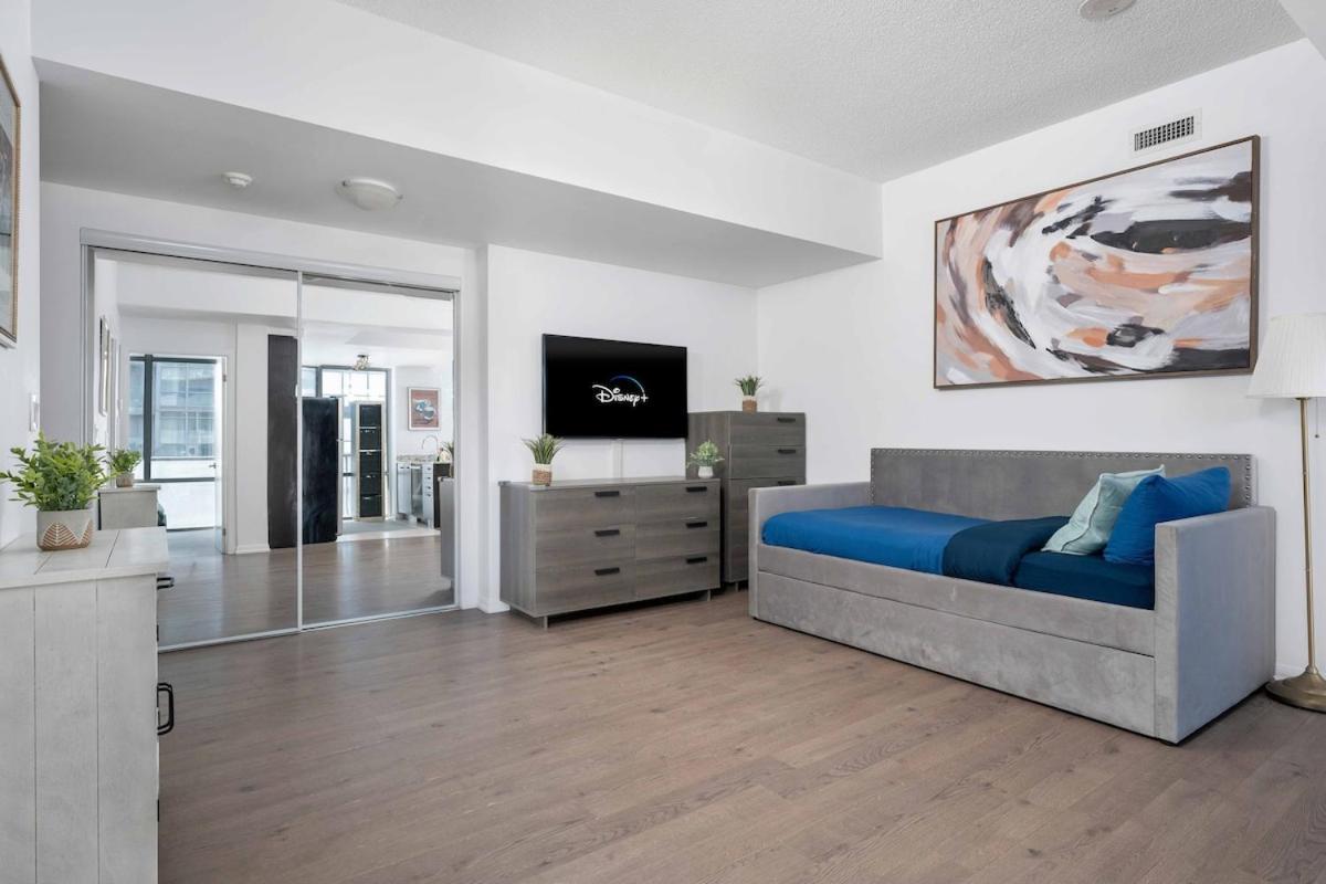Apartment Large 2br On Bay Street 4 Beds With Balcony Toronto
