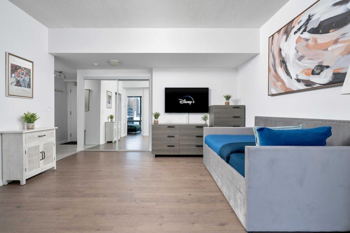 Apartment Large 2br On Bay Street 4 Beds With Balcony Toronto