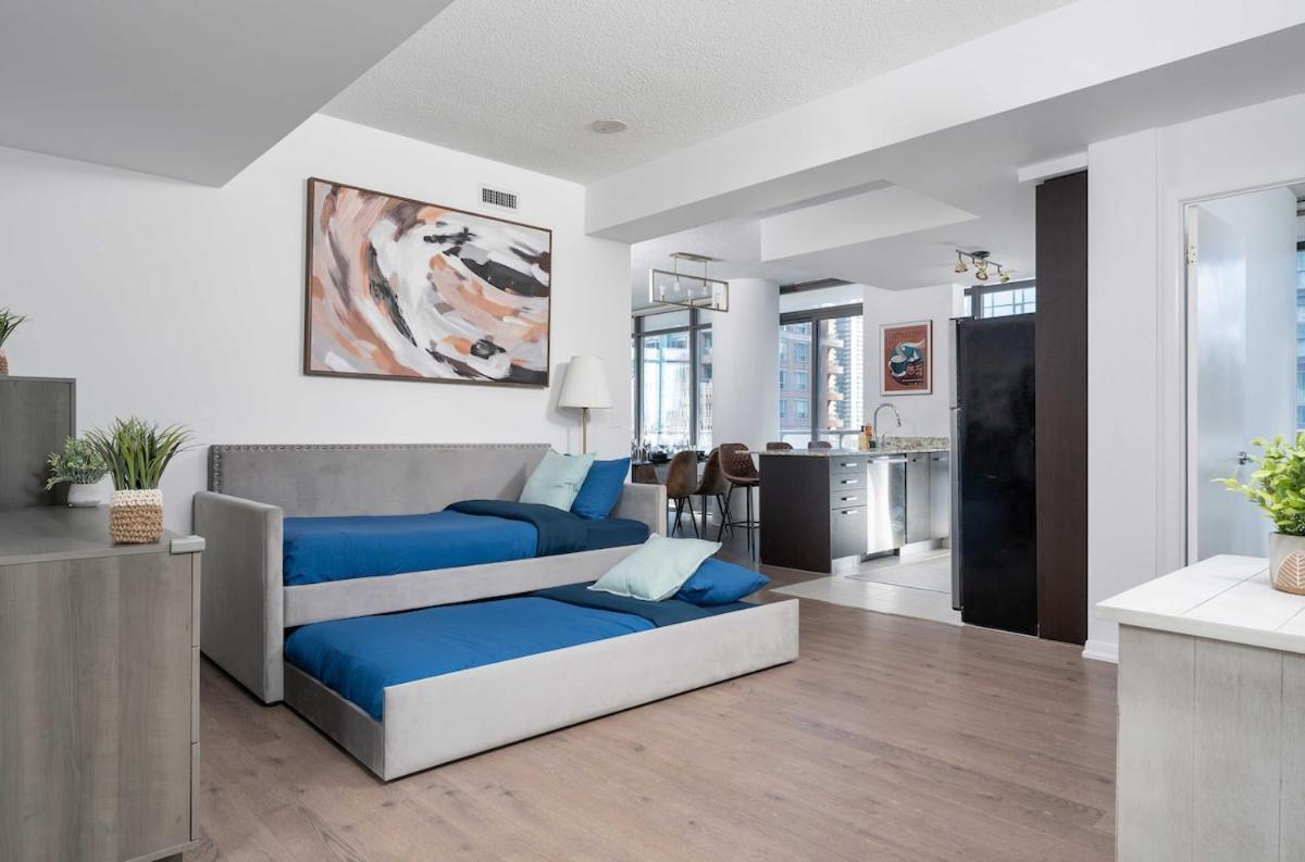 Large 2br On Bay Street 4 Beds With Balcony Toronto