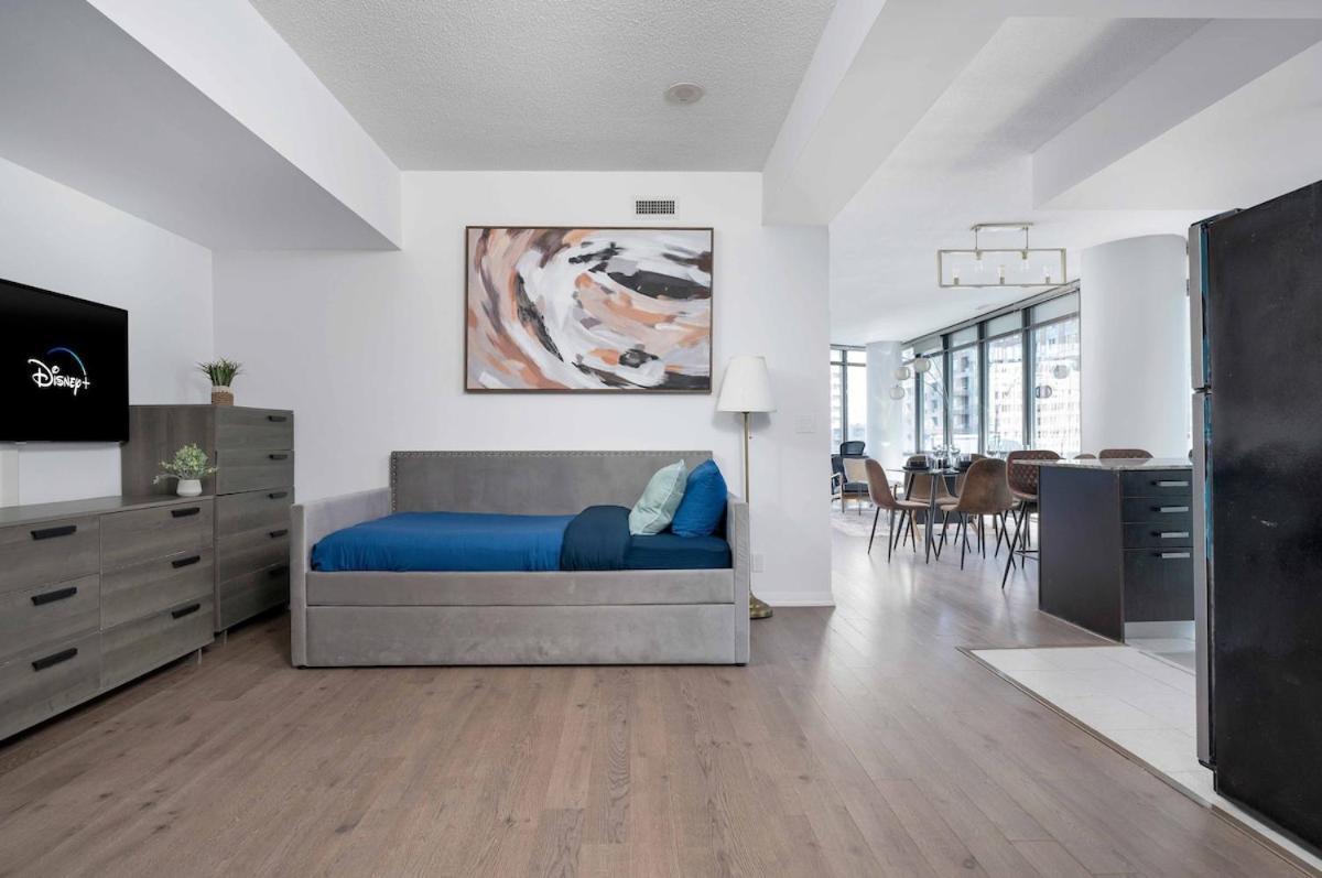 Large 2br On Bay Street 4 Beds With Balcony * Toronto