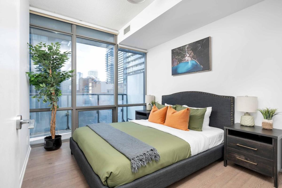 Apartment Large 2br On Bay Street 4 Beds With Balcony Toronto