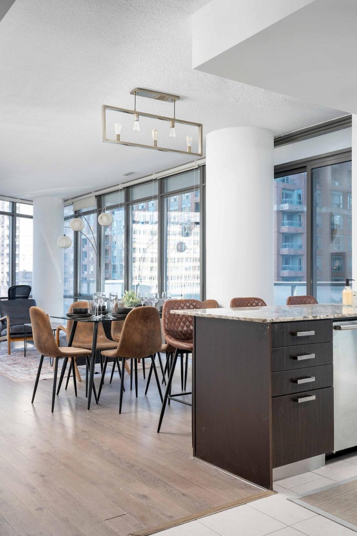 Apartment Large 2br On Bay Street 4 Beds With Balcony Toronto