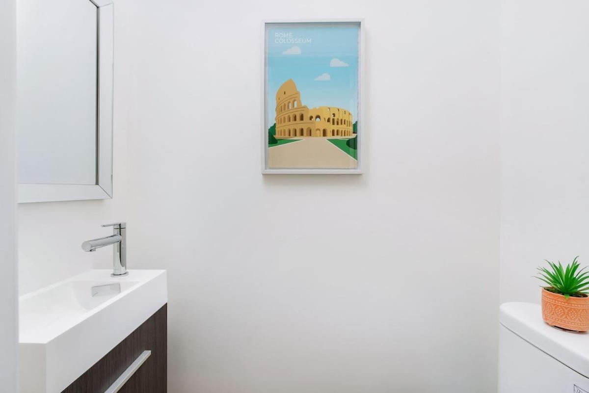 Hidden Gem - 3 Bedroom Steps To Little Italy And Uoft *