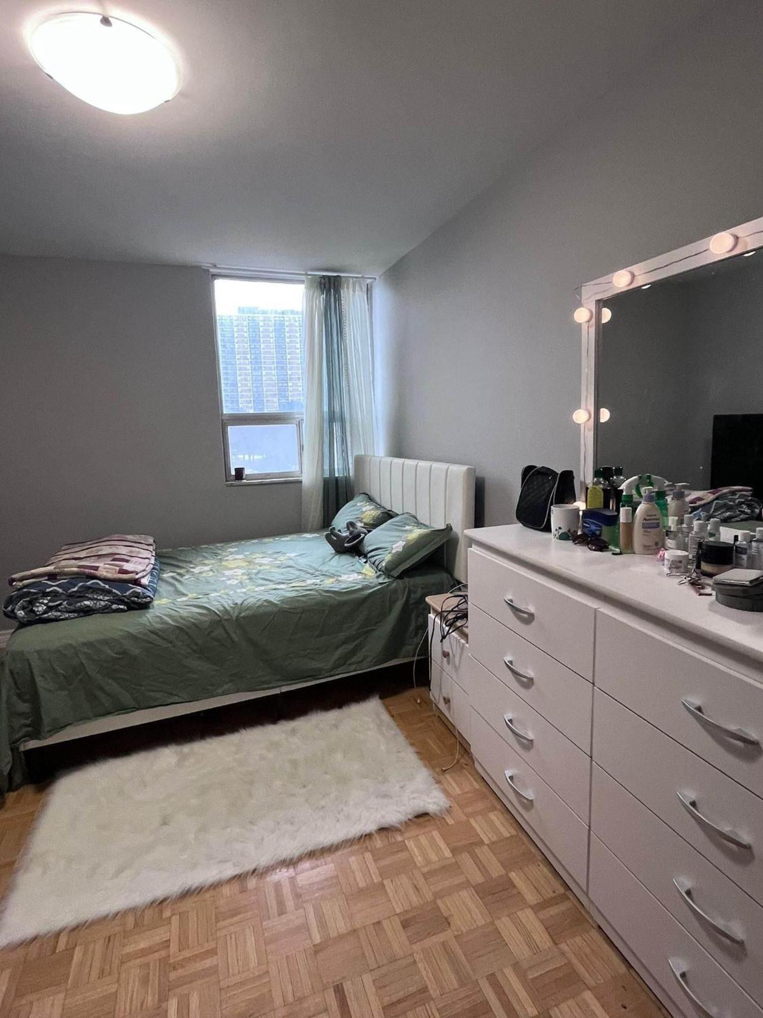 Cozy Near Victoria Park Station Apartment