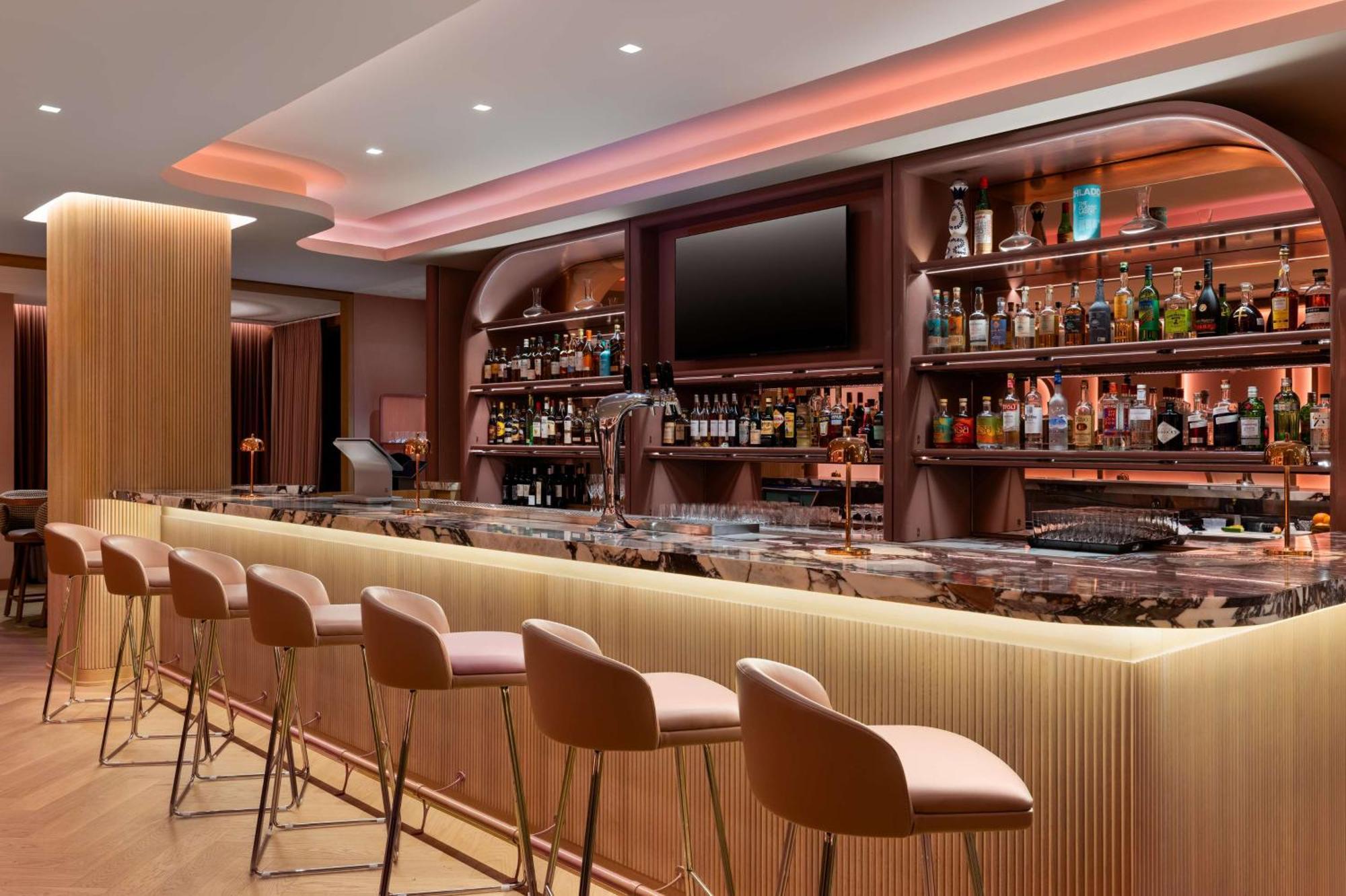 Revery Downtown, Curio Collection By Hilton Hotel Toronto