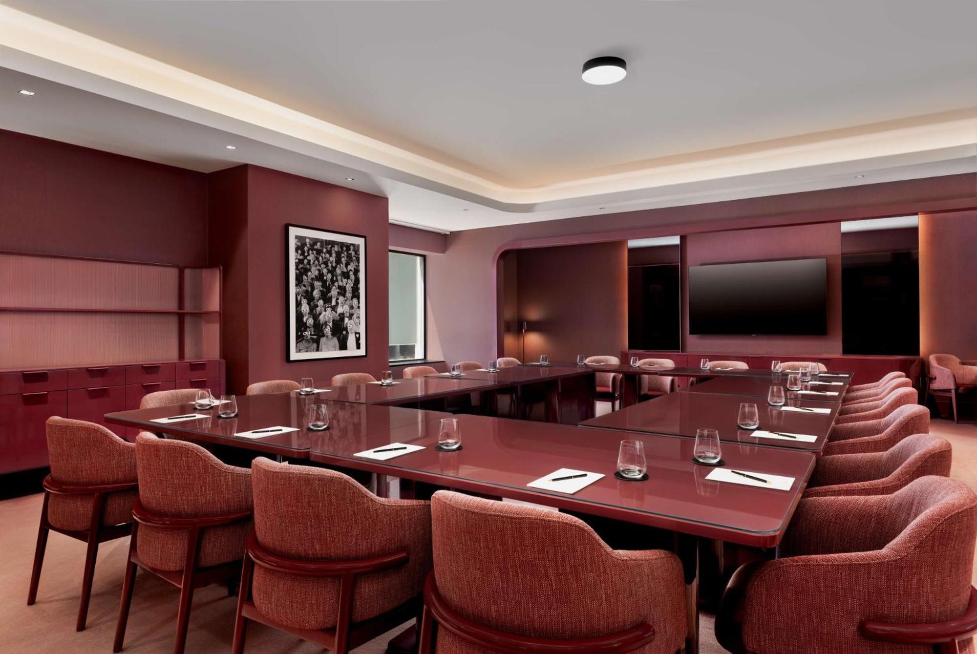 Hotel Revery Downtown, Curio Collection By Hilton Toronto