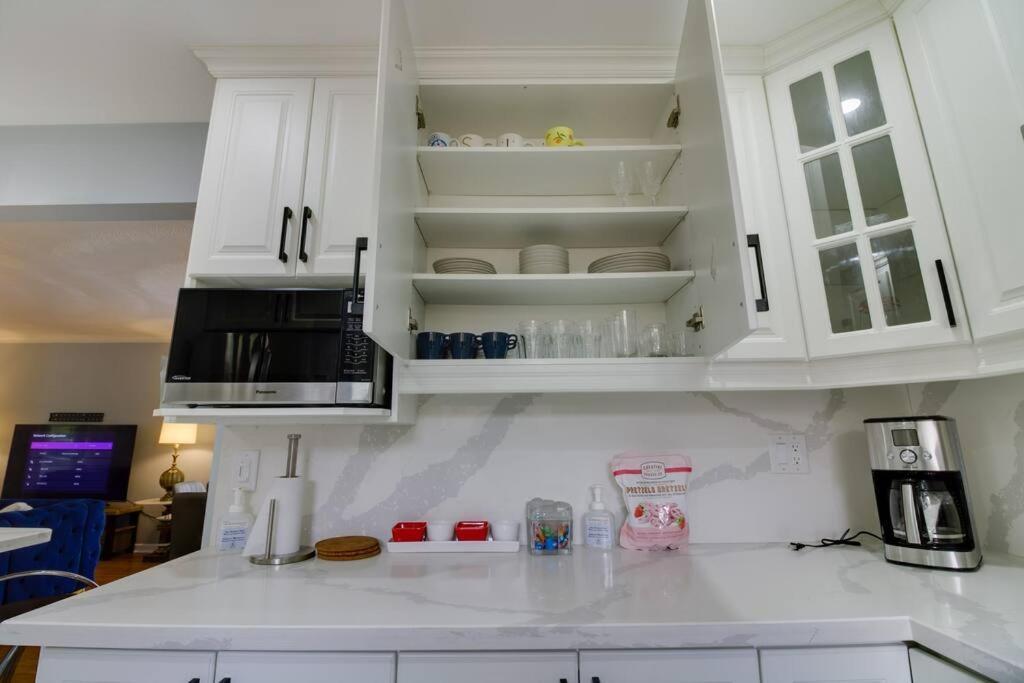 Beautiful House Near Eglinton Go * Toronto