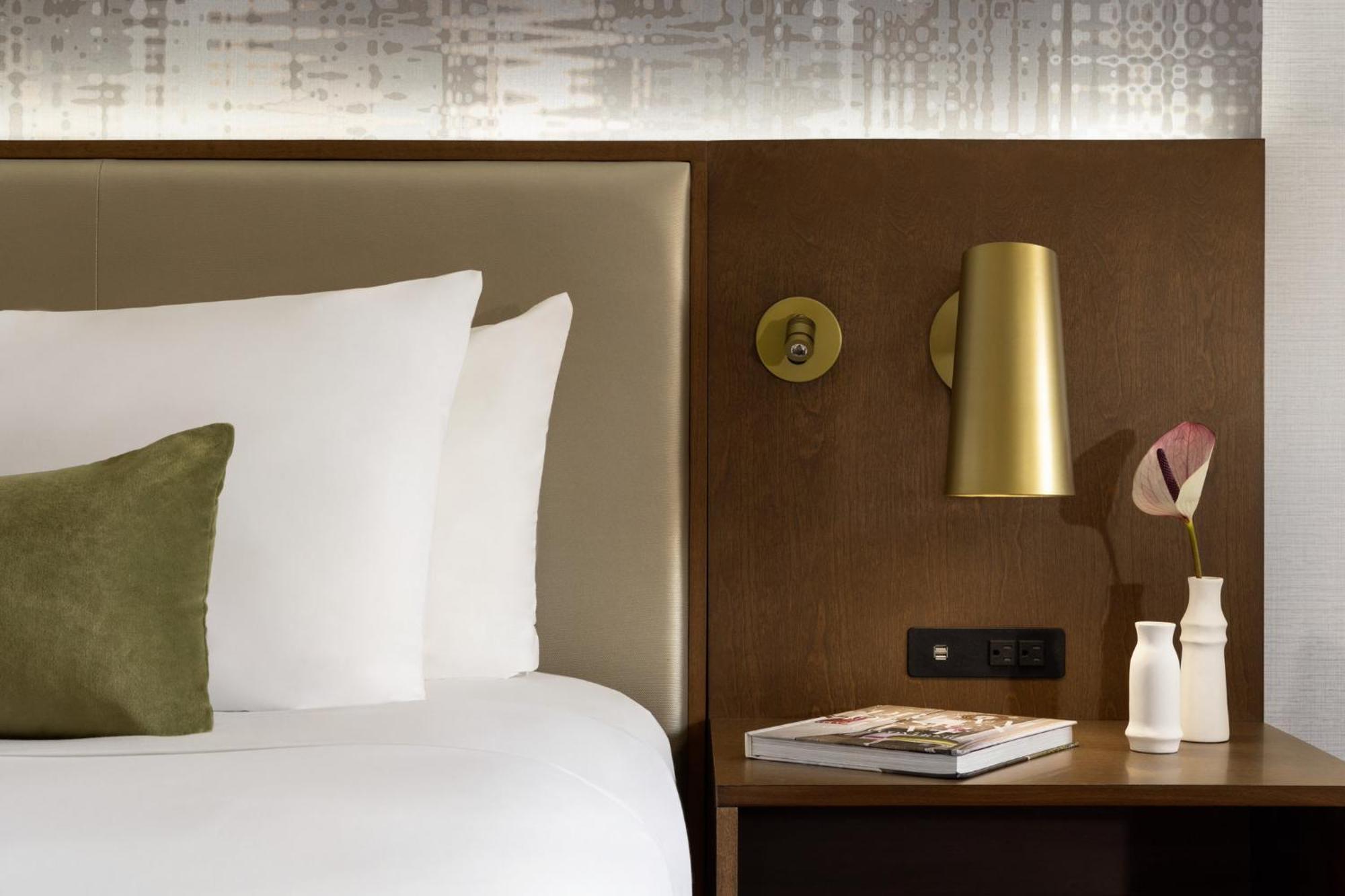 Crowne Plaza Airport By Ihg 4*