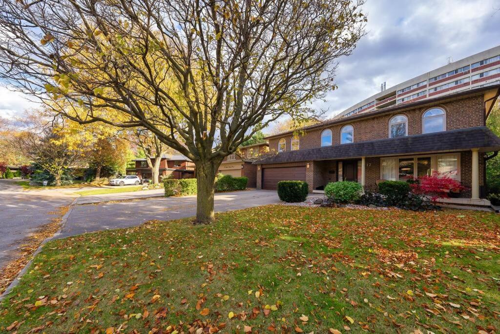 Bright And Spacious Close To Subway Ferienhaus Toronto