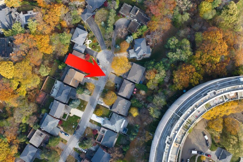 Bright And Spacious Close To Subway Toronto