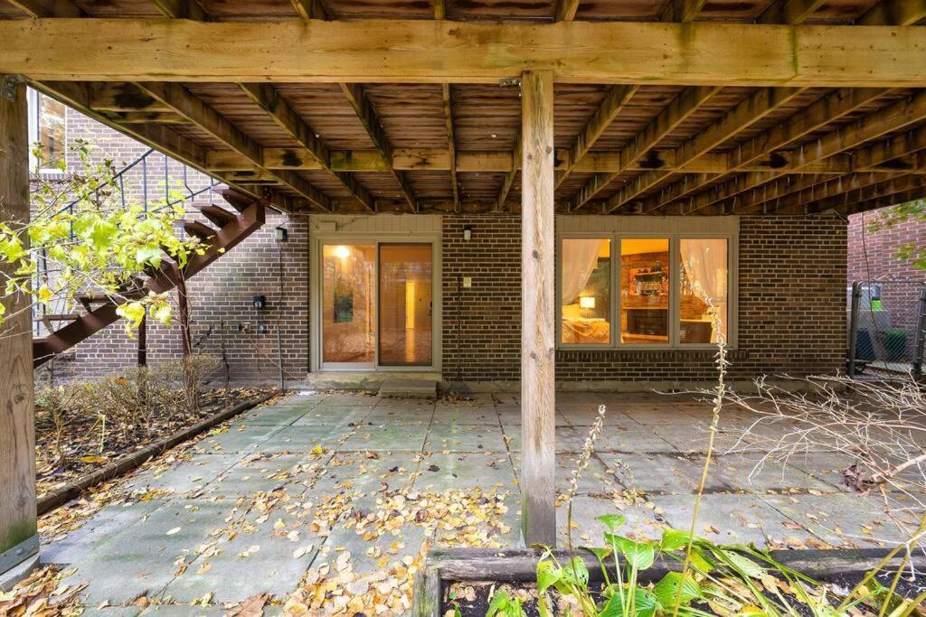 Bright And Spacious Close To Subway * Toronto