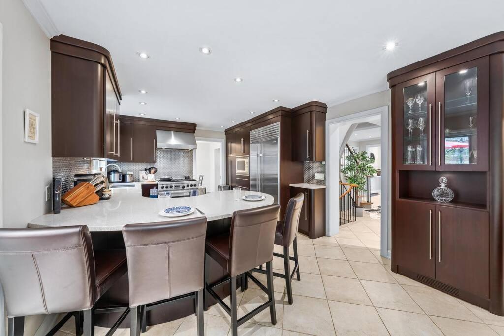 Ferienhaus Bright And Spacious Close To Subway Toronto