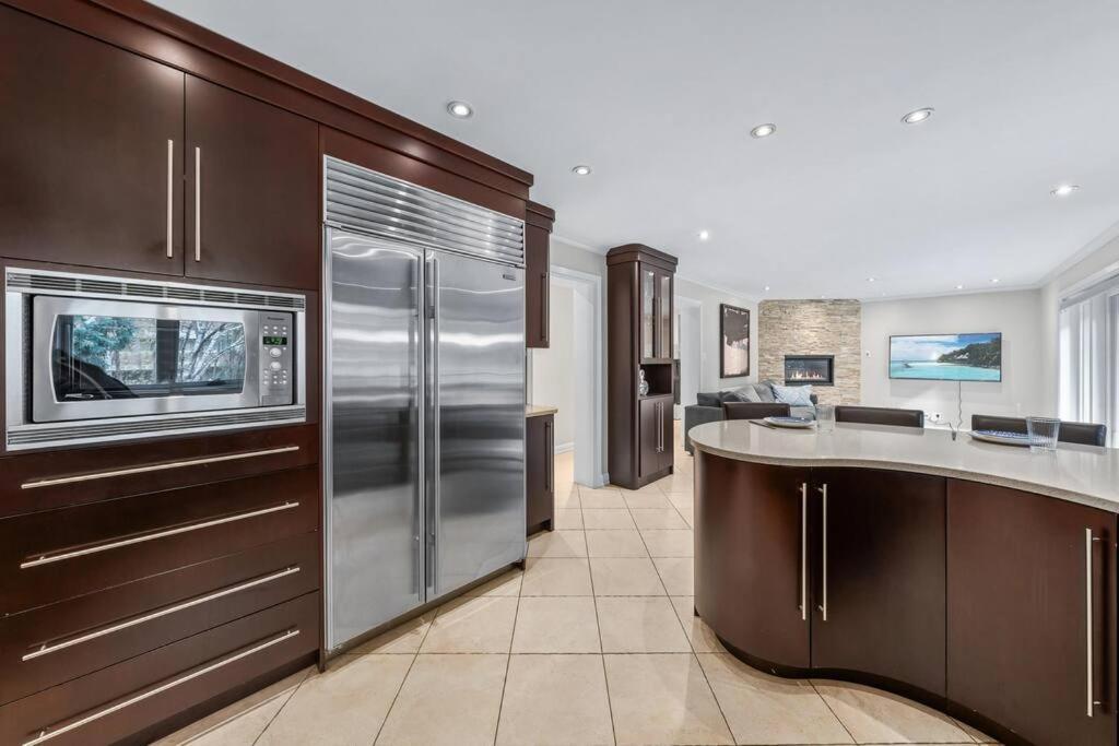 Bright And Spacious Close To Subway * Toronto