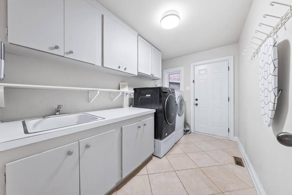 Bright And Spacious Close To Subway Holiday home *