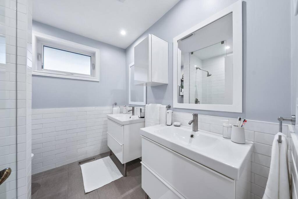 Bright And Spacious Close To Subway Ferienhaus Toronto