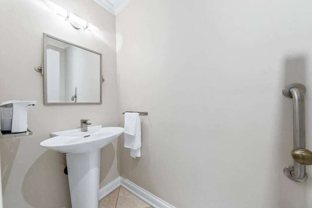 Holiday home Bright And Spacious Close To Subway Toronto