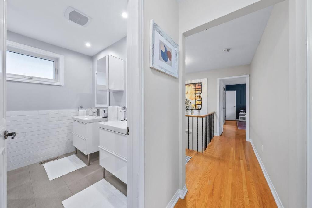 Bright And Spacious Close To Subway Holiday home *