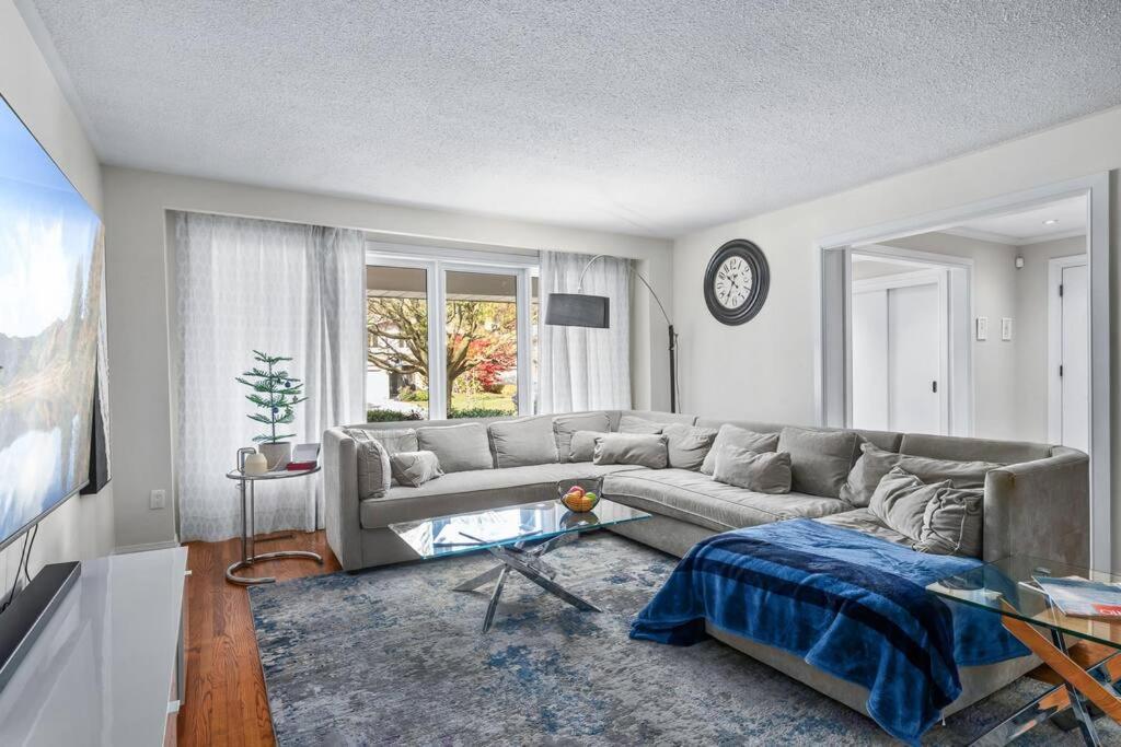Bright And Spacious Close To Subway Ferienhaus