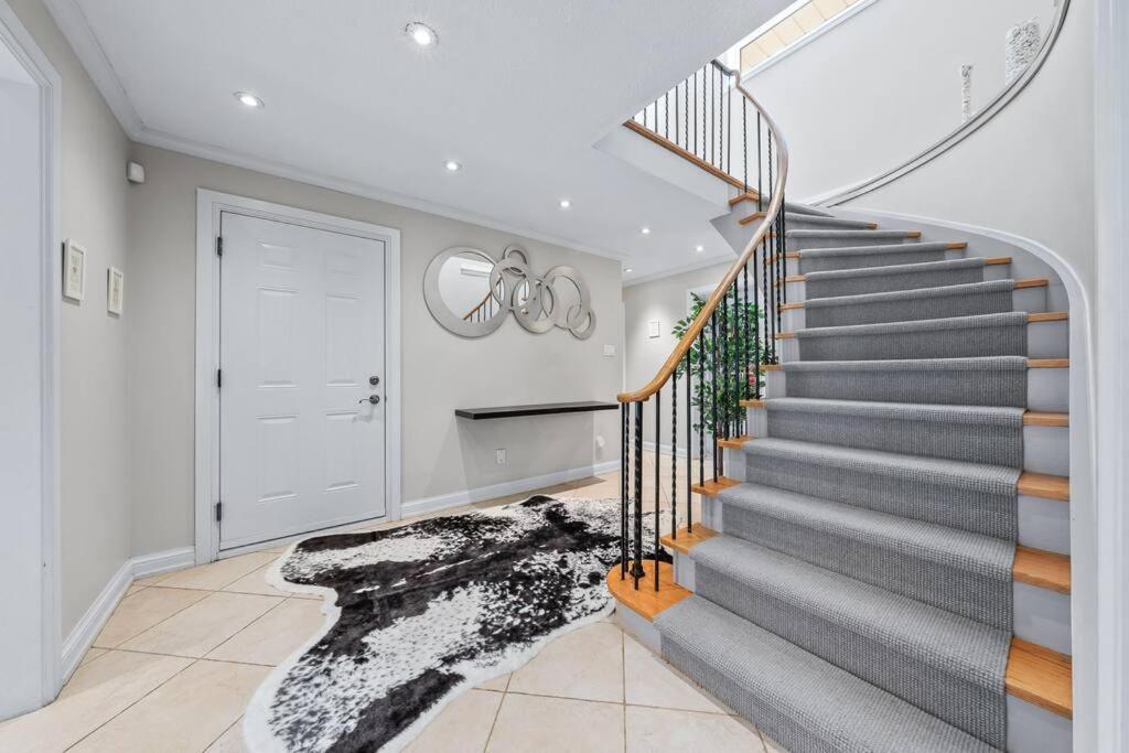 Holiday home Bright And Spacious Close To Subway Toronto