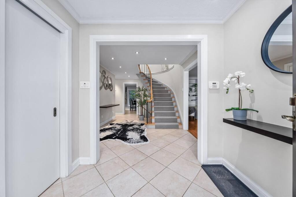 Bright And Spacious Close To Subway Ferienhaus Toronto