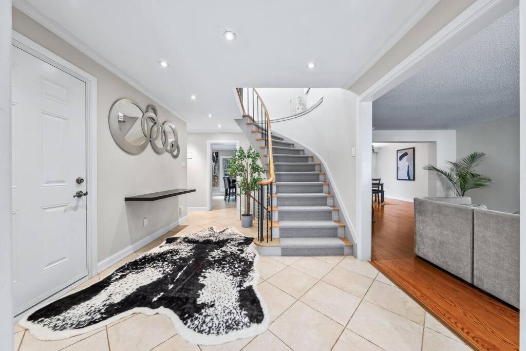 Ferienhaus Bright And Spacious Close To Subway Toronto