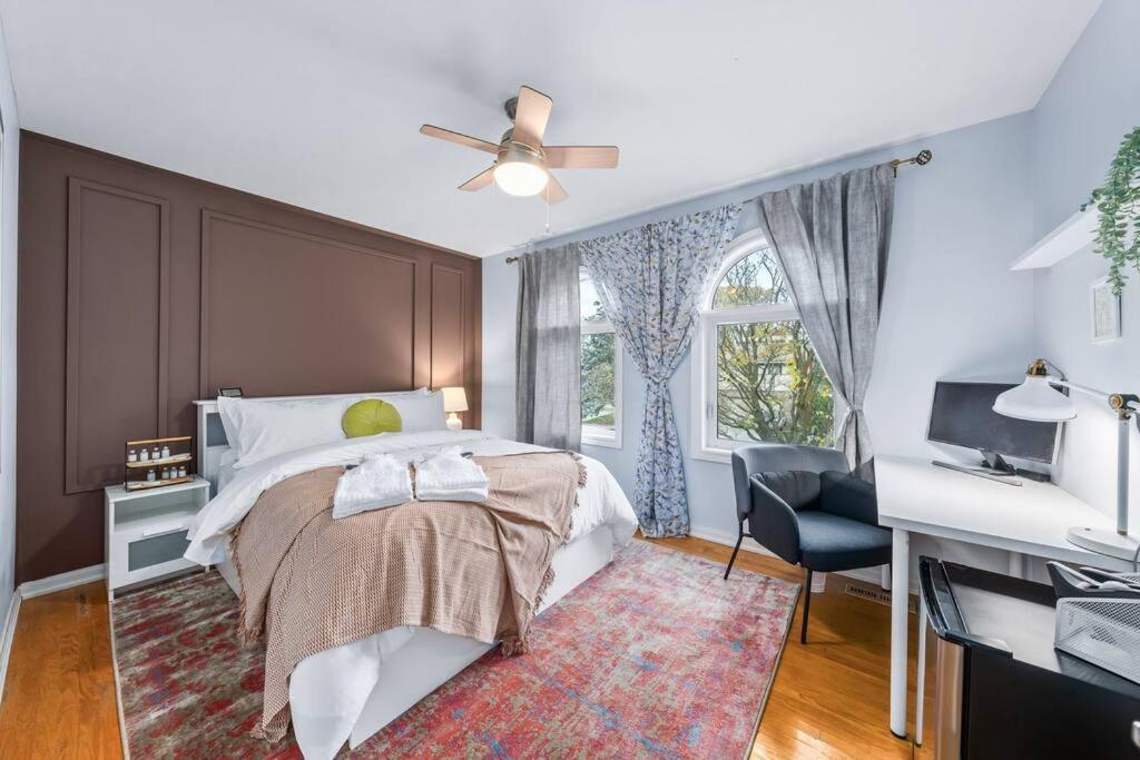 Bright And Spacious Close To Subway * Toronto