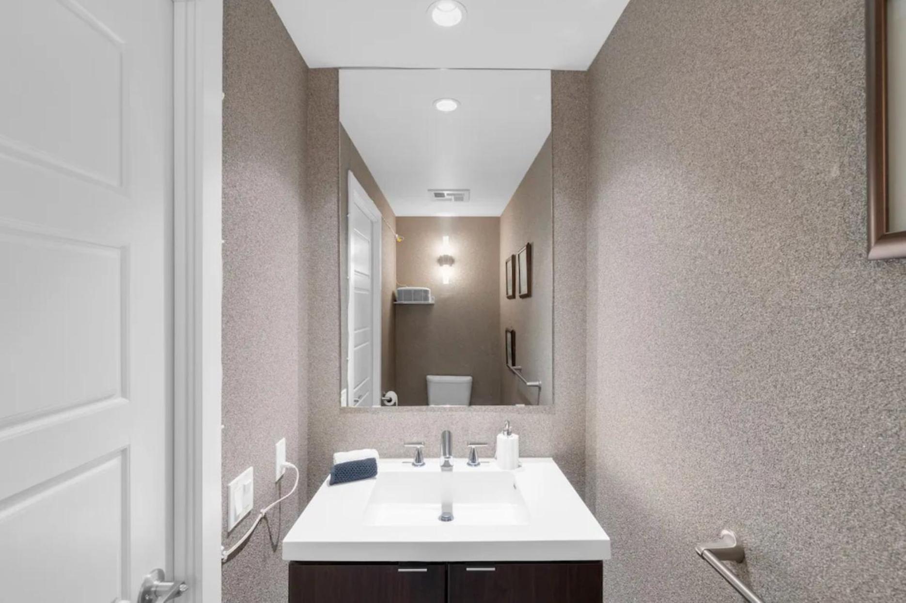 1560 Sqft Elegant At Downtown Hi-end Shopping & Dining Area - Cn Tower View, Bidet, Lockbox