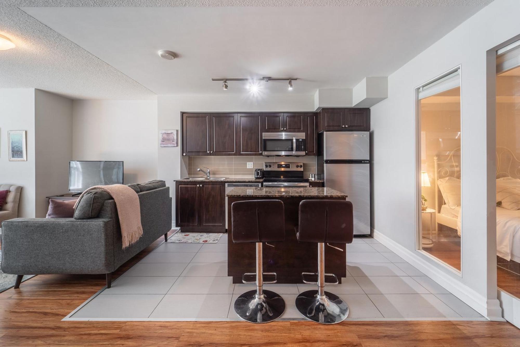 Spacious 2 Bedroom Den, 2 Bath, Sleeps 5 With Balcony And Lakeview Downtown *