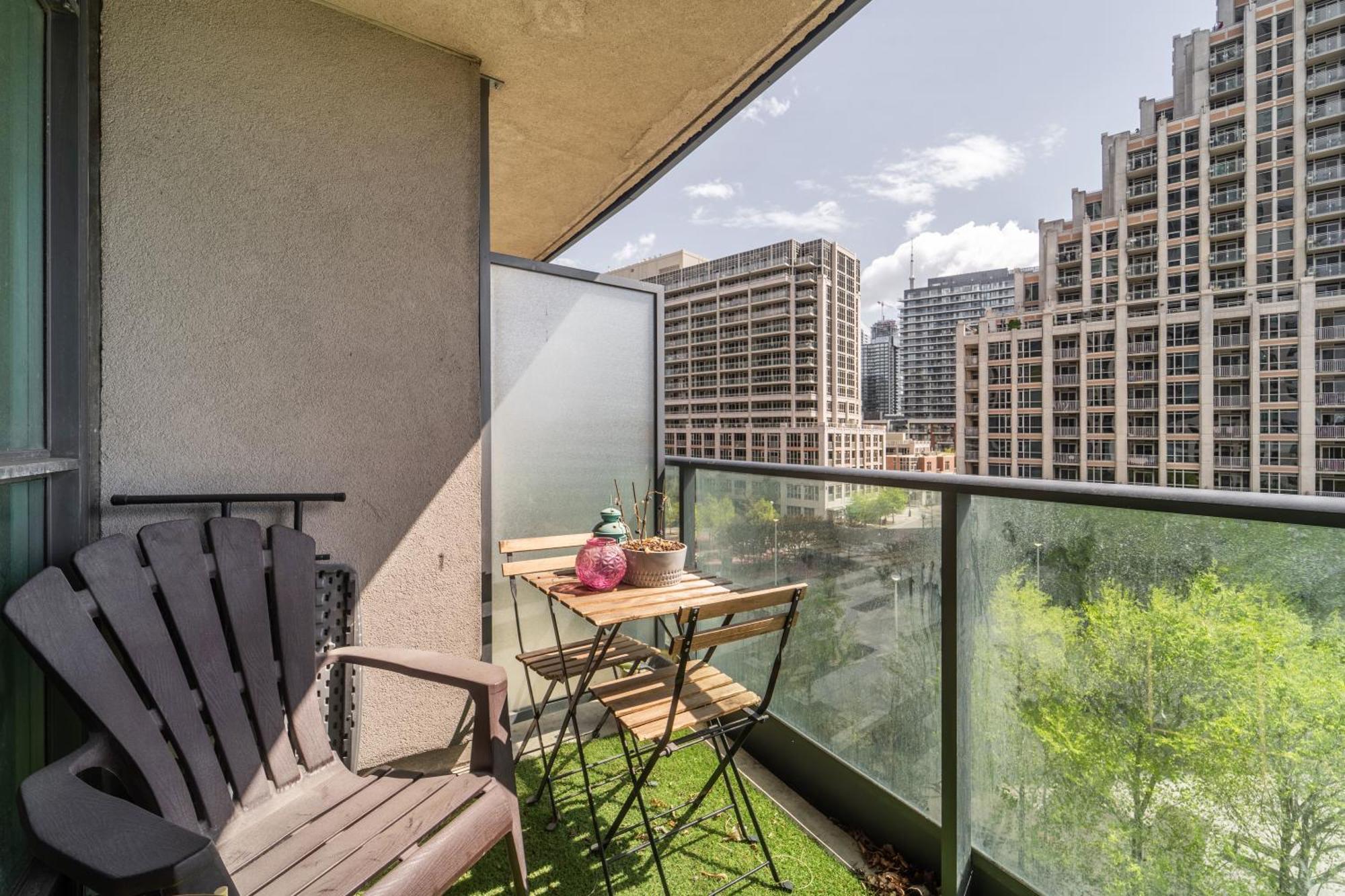 Apartment Spacious 2 Bedroom Den, 2 Bath, Sleeps 5 With Balcony And Lakeview Downtown *