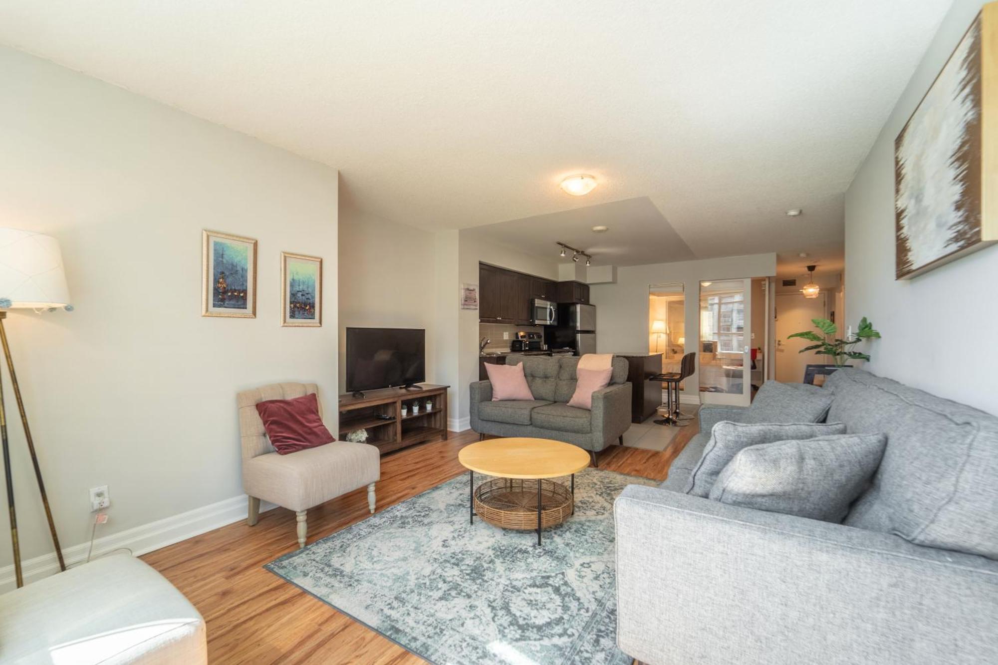 Apartment Spacious 2 Bedroom Den, 2 Bath, Sleeps 5 With Balcony And Lakeview Downtown Toronto