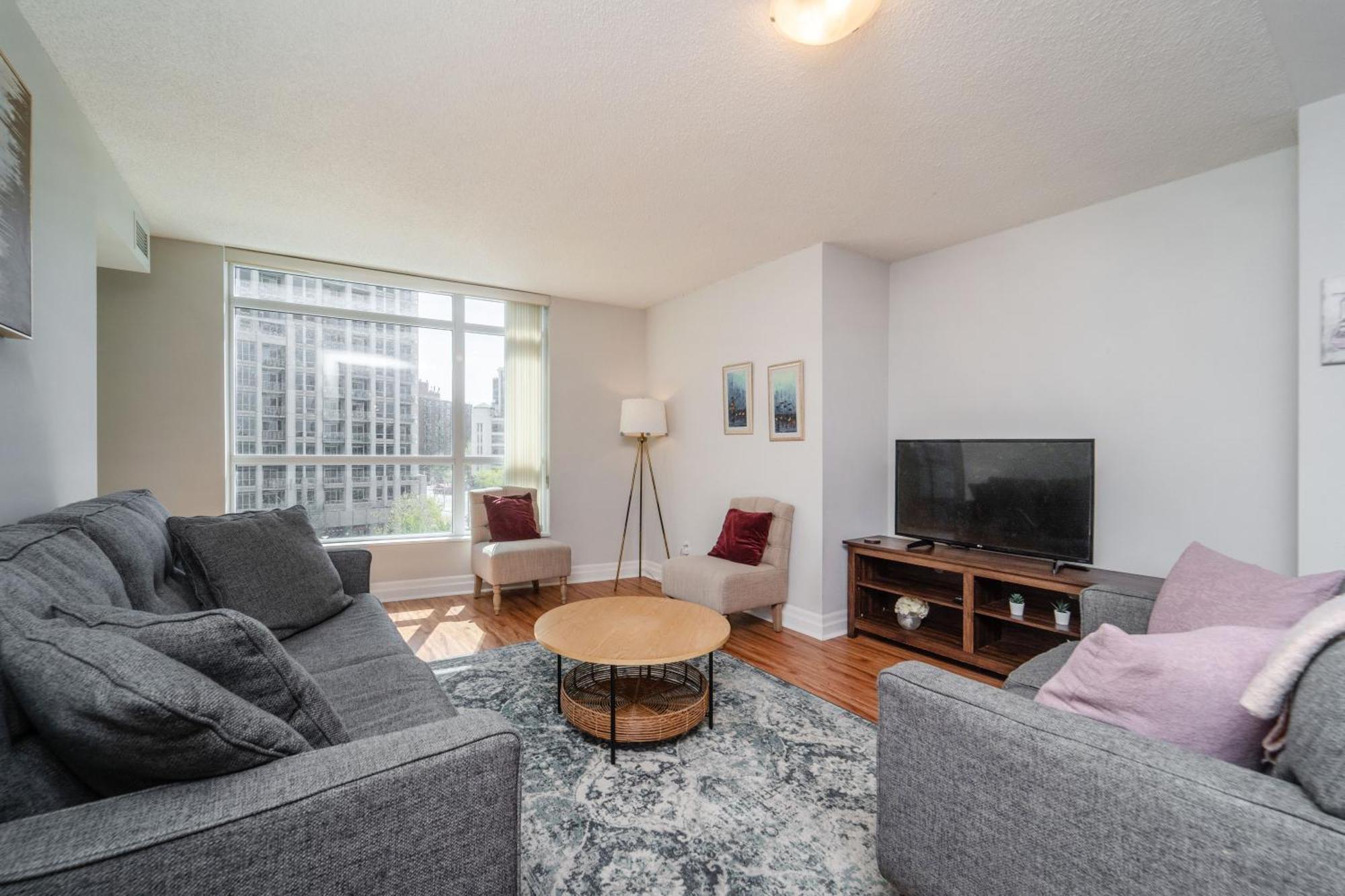 Apartment Spacious 2 Bedroom Den, 2 Bath, Sleeps 5 With Balcony And Lakeview Downtown Toronto